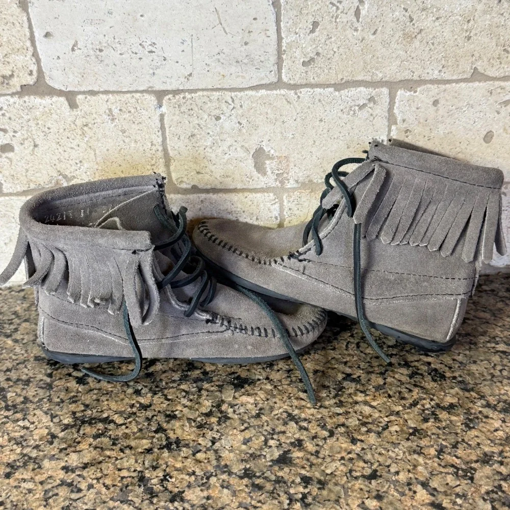 Minnetonka Kids Fringe Moccasin Ankle Boots Gray Suede Size 10 Lace Up